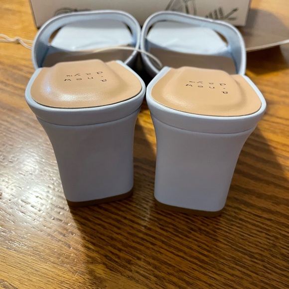 Light blue light on heels shoes - Picture 7 of 12